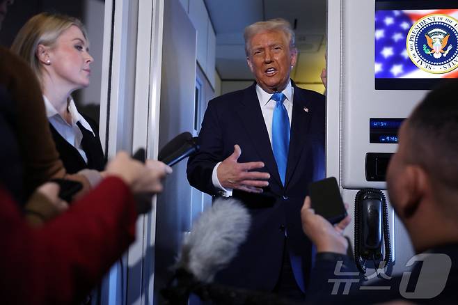 29일 도널드 트럼프 미국 대통령이 일본 도쿄에서 부산 김해국제공항으로 향하는 대통령 전용기 '에어포스원'에서 취재진의 질문에 답하고 있다. 2025.10.29 ⓒ 로이터=뉴스1 ⓒ News1 김지완 기자