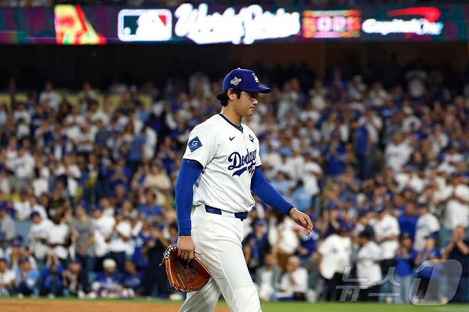 LA 다저스 오타니 쇼헤이가 29일(한국시간) 열린 토론토 블루제이스와 2025 메이저리그 월드시리즈 4차전에 선발 등판했지만 6이닝 4실점으로 패전 투수가 됐다. ⓒ AFP=뉴스1