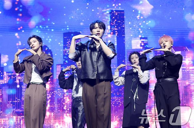 그룹 위아이(WEi)가 29일 오후 서울 광진구 예스24라이브홀에서 가진 여덟 번째 미니 앨범 'Wonderland'(원더랜드) 발매 쇼케이스에서 타이틀 곡 ‘홈’을 선보이고 있다. 2025.10.29/뉴스1 ⓒ News1 권현진 기자