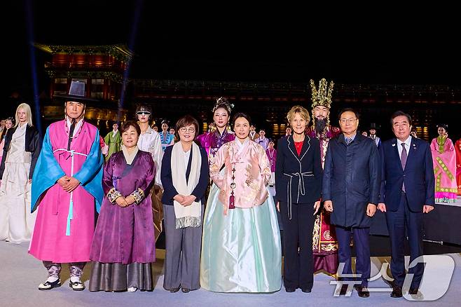 김혜경 여사가 29일 오후 경북 경주 교동 월정교 특설무대에서 열린 'APEC 정상회의 한복패션쇼'에서 한복 모델과 함께 기념촬영하고 있다. (대통령실 제공. 재판매 및 DB 금지) 2025.10.29/뉴스1 ⓒ News1 허경 기자