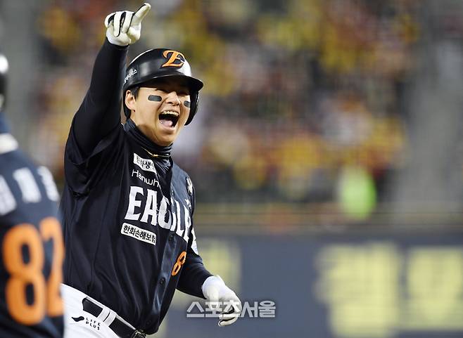 한화 노시환이 27일 잠실구장에서 열린 2025 KBO리그 LG와 한국시리즈 2차전 1회초 1사 문현빈에 이어 LG 선발 임찬규를 상대로 백투백 홈런을 친 뒤 베이스를 돌며 포효하고 있다. 잠실 | 박진업 기자 upandup@sportsseoul.com