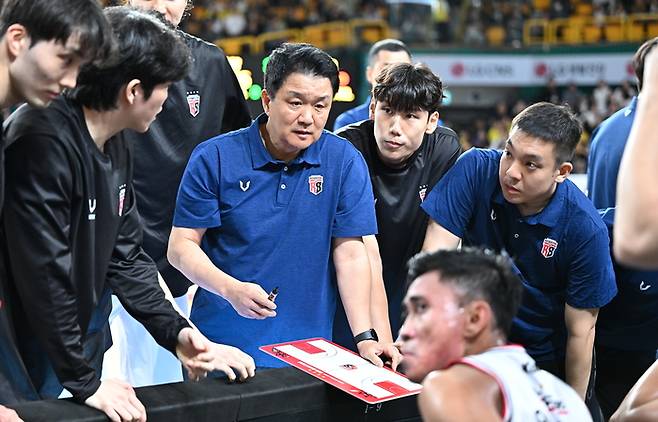 안양 정관장 유도훈 감독이 15일 창원체육관에서 열린 2025~2026 LG전자 프로농구 정규리그 창원 LG와 경기에서 작전지시를 하고 있다. 사진 | KBL