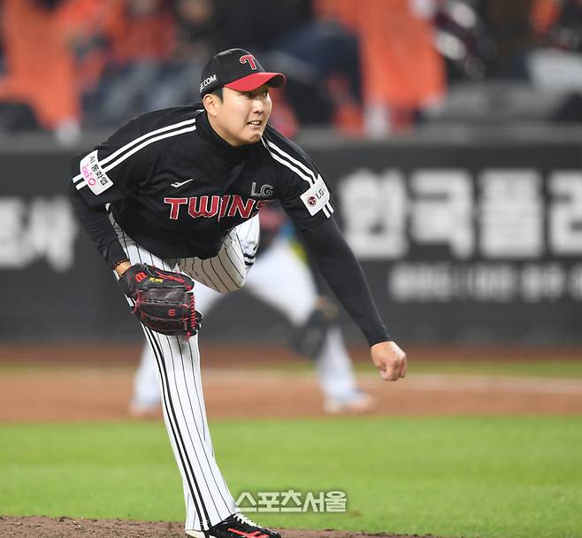 LG 선발투수 손주영이 29일 대전 한화생명볼파크에서 열린 2025 KBO 포스트시즌 한국시리즈 3차전 한화와 경기에서 역투하고 있다. 대전 | 최승섭기자 thunder@sportsseoul.com