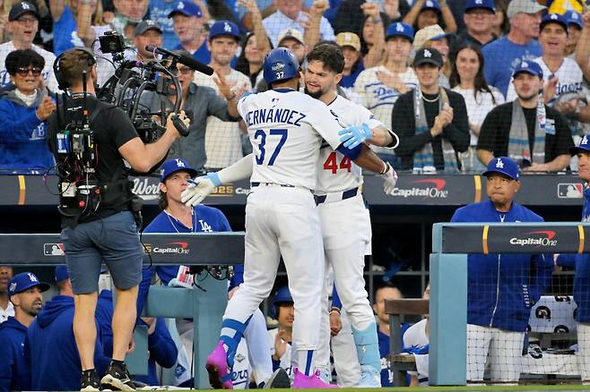 앤디 파헤스가 월드시리즈 3차전서 2회말 홈런을 치고 들어오는 테오스카 에르난데스를 포옹으로 맞고 있다. Imagn Images연합뉴스