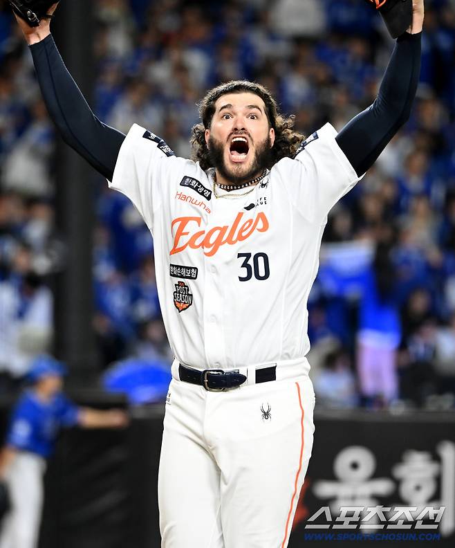 24일 대전 한화생명볼파크에서 열린 PO 5차전 삼성과 한화의 경기, 5회초 폰세가 디아즈를 삼진 처리하며 이닝을 끝낸 후 관중석의 팬들을 향해 환호하고 있다. 대전=허상욱 기자wook@sportschosun.com/2025.10.24/