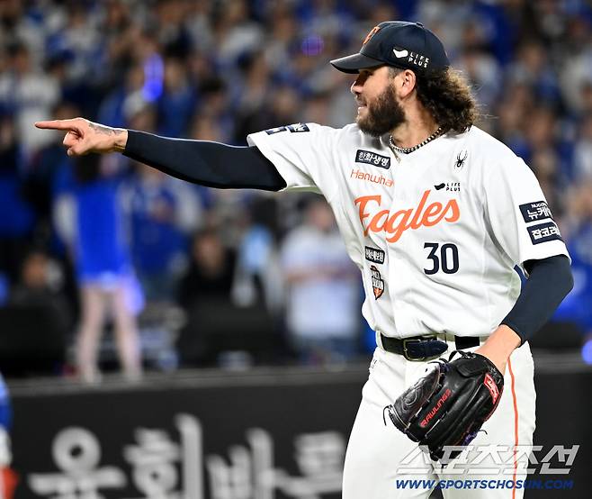 24일 대전 한화생명볼파크에서 열린 PO 5차전 삼성과 한화의 경기, 2회초 2사 1루 폰세가 김성윤 타석때 1루주자 김지찬을 견제구로 잡아낸 뒤 환호하고 있다. 대전=허상욱 기자wook@sportschosun.com/2025.10.24/