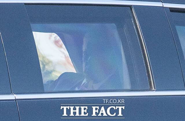 2025 아시아태평양경제협력체(APEC) 참석을 위해 국빈 방한한 도널드 트럼프 미국 대통령이 29일 오후 경북 경주에 도착해 전용 리무진 '더비스트'를 타고 APEC 서밋 장소로 이동하고 있다. /경주=박헌우 기자