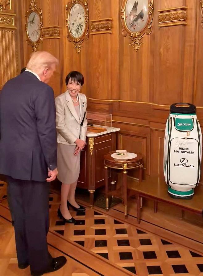 28일 다카이치 사나에(오른쪽) 일본 총리가 방일한 도널드 트럼프 미국 대통령을 위해 준비한 골프 용품 선물을 소개하고 있다. 아베 신조 전 일본 총리가 사용한 골프 퍼터, 금박 골프공과 일본 골프 스타 마쓰야마 히데키가 사인한 골프백이 준비됐다. /로이터 연합뉴스