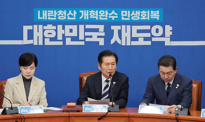 더불어민주당 정청래(가운데) 대표가 27일 서울 여의도 국회에서 열린 최고위원회의에서 모두발언을 하고 있다./남강호 기자