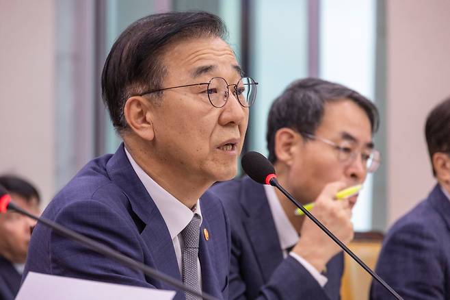 김윤덕 국토교통부 장관이 13일 국회에서 열린 2025년도 국토교통위원회 국정감사에 출석해 의원 질의에 답하고 있다. /연합뉴스