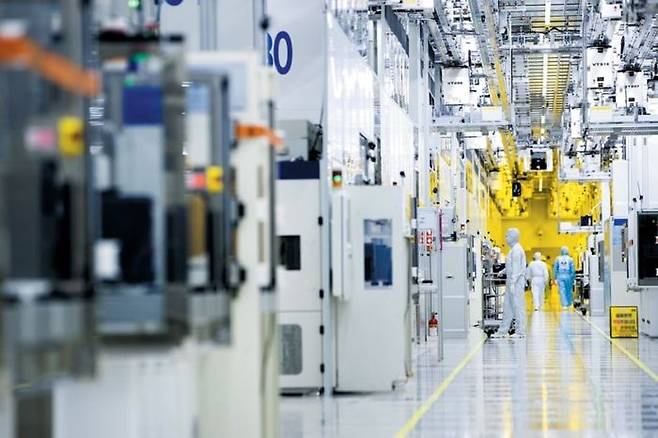 삼성전자 화성캠퍼스에 위치한 반도체 생산 라인 내 클린룸. ⓒ삼성전자