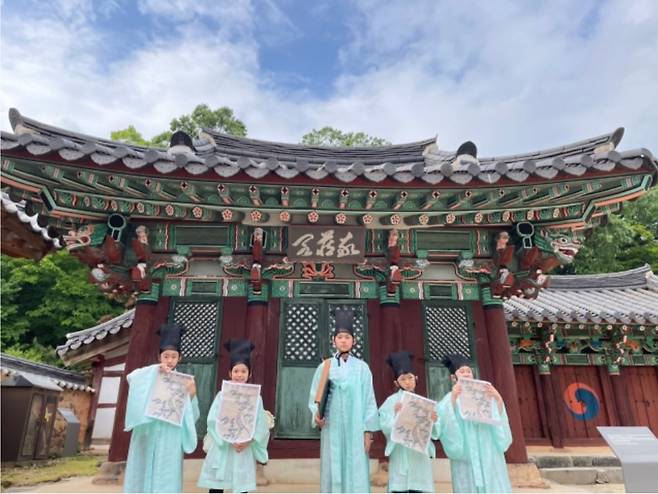 유네스코 세계문화유산으로 등재된 전남 장성군 황룡면 필암서원에서 어린이들이 전통 유생복을 입고 선비체험을 하고 있다. 장성군 제공