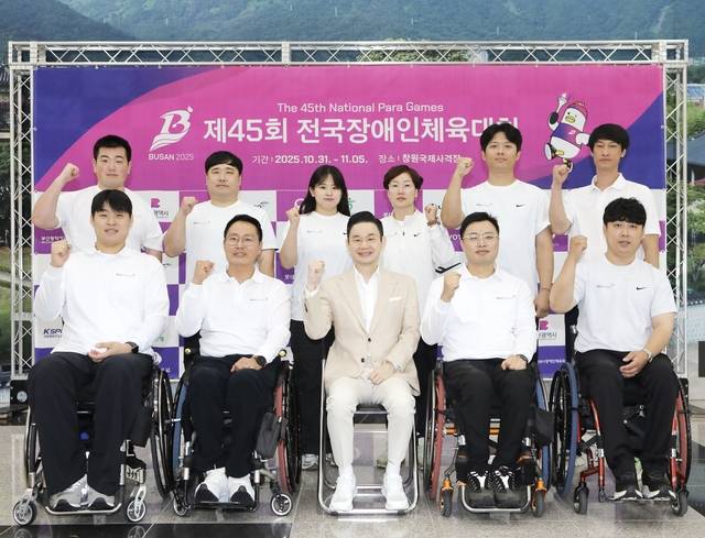 배동현 이사장(앞줄 가운데)이 BDH 파라스와 기념사진을 촬영하고 있다.