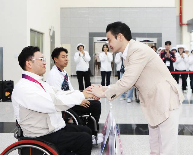 배동현 이사장이 시상식에서 금메달을 획득한 김정남 선수와 악수를 나누고 있다.