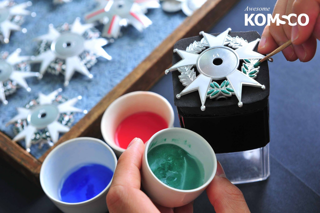 한국조폐공사에서 훈장이 만들어지는 모습. 한국조폐공사 SNS