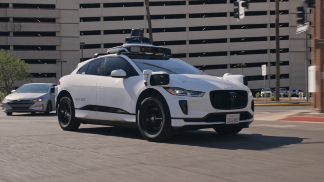 미국 애리조나주 피닉스의 다운타운을 주행하는 웨이모 차량. 웨이모 홈페이지