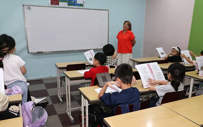 한 이주배경 학생(왼쪽 첫째)이 10월1일 경기도 안산시 단원구 선부동 자이언 국제 상호문화 대안학교에서 러시아어로 발표하고 있다. 류우종 선임기자 wjryu@hani.co.kr