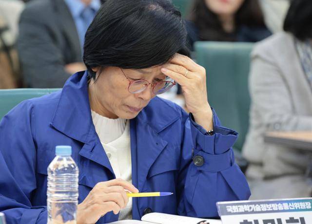 최민희 국회 과방위원장이 28일 서울 여의도 국회 의원회관에서 열린 K바이오 혁신 세미나에 참석해 자료를 살펴 보고 있다. 고영권 기자
