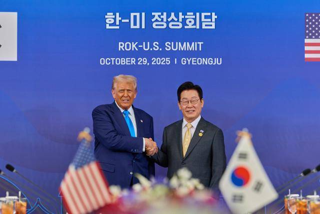 이재명 대통령이 29일 경북 경주국립박물관에서 열린 한미 정상회담 확대오찬회담에 도널드 트럼프 미국 대통령과 악수를 하고 있다. 대통령실 제공