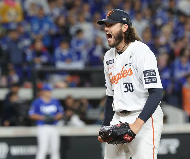 <yonhap photo-5600=""> 환호하는 폰세 (대전=연합뉴스) 류영석 기자 = 24일 대전한화생명볼파크에서 열린 2025 프로야구 KBO리그 포스트시즌 플레이오프 5차전 삼성 라이온즈와 한화 이글스의 경기. 한화 선발 투수 폰세가 2회초 2사 상황에서 삼성 1루 주자 김지찬을 견제로 아웃시킨 뒤 환호하고 있다. 2025.10.24 ondol@yna.co.kr/2025-10-24 19:29:28/ <저작권자 ⓒ 1980-2025 ㈜연합뉴스. 무단 전재 재배포 금지, AI 학습 및 활용 금지></yonhap>