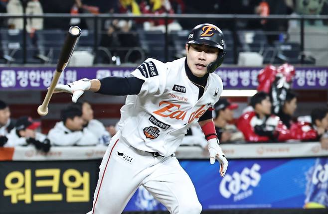 <yonhap photo-7883=""> 한화 심우준 '승리하자!' (대전=연합뉴스) 김인철 기자 = 29일 대전한화생명볼파크에서 열린 2025 프로야구 KBO리그 포스트시즌 한국시리즈 3차전 LG 트윈스와 한화 이글스의 경기. 8회말 2사 만루 한화 심우준이 2타점 적시타를 치고 있다. 2025.10.29 yatoya@yna.co.kr/2025-10-29 21:35:27/ <저작권자 ⓒ 1980-2025 ㈜연합뉴스. 무단 전재 재배포 금지, AI 학습 및 활용 금지></yonhap>