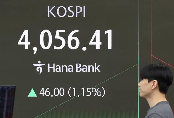 29일 서울 중구 하나은행 딜링룸에서 직원이 업무를 보고 있다. 이날 코스피는 상승 출발해 4,050대로 올라서며 장중 사상 최고치를 경신했다. 연합뉴스