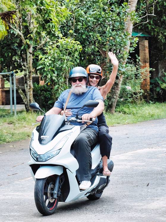 동남아 섬에서 한 달 살기를 하고 싶다면 오토바이 렌트가 필수다. 특히 푸켓에선 여자고 남자고 할 것 없이 이륜차를 몰고 다니는 여행자를 쉽게 만날 수 있다.