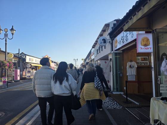 29일 오전 경북 경주 황리단길이 관광객들로 붐비고 있다. 경주=백경서 기자