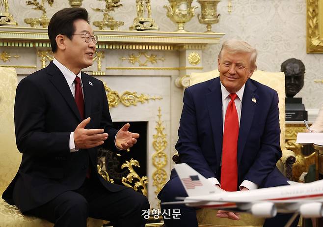 이재명 대통령이 지난 8월25일(현지시간) 미국 워싱턴 백악관 오벌 오피스에서 도널드 트럼프 미국 대통령과 한미 정상회담을 하고 있다. 김창길 기자