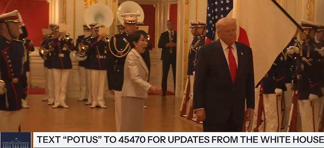 도널드 트럼프 미국 대통령이 지난 28일 일본 도쿄 영빈관에서 열린 환영식에서 자위대 의장대의 사열을 받던 중 일장기를 그냥 지나치자 다카이치 사나에 일본 총리가 놀라 입을 벌리고 있다. 백악관 유튜브 영상 갈무리