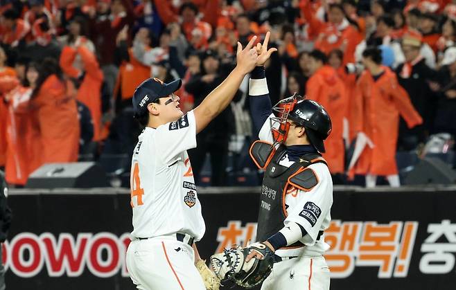 김서현(한화 이글스)이 29일 대전 한화생명볼파크에서 열린 2025 KBO리그 한국시리즈 3차전에서 9회를 실점 없이 막으며 승리를 거둔 후 포수 최재훈과 세리머니를 펼치고 있다. 연합뉴스
