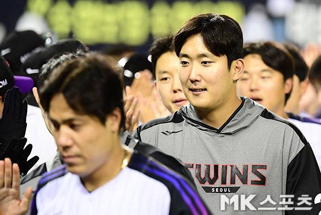 7월 18일 오후 서울 잠실구장에서 열린 ‘2025 신한 SOL뱅크 KBO 리그’ 롯데 자이언츠와 LG 트윈스 경기에서 LG가 선발 손주영의 6이닝 1실점 호투를 앞세워 2-1 한 점차 짜릿한 승리를 거뒀다. 이날 승리로 2위 LG는 3위 롯데에 승차를 두 경기차로 벌렸다. 이날 호투속에 시즌 8승을 챙긴 LG 손주영이 동료들과 승리의 기쁨을 나누고 있다. 사진=김영구 기자