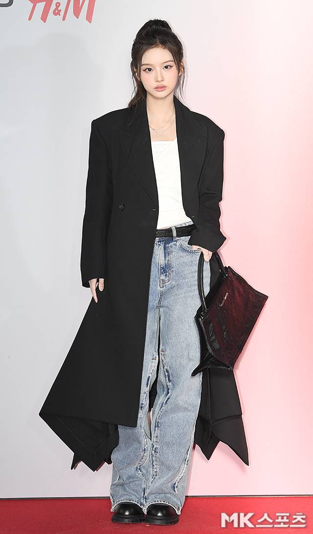 엔믹스 설윤이 29일 오후 서울 성수동에서 열린 패션 브랜드 오픈 기념 포토콜 행사에 참석해 포토타임을 갖고 있다.사진=천정환 기자