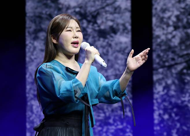 가수 송가인의 대표곡 '가인이어라'가 중학교 음악 교과서에 수록됐다. 사진은 지난 2월11일 가수 송가인이 서울 강서구 스카이아트홀에서 가진 정규 4집 '가인;달' 발매 쇼케이스에서 타이틀 곡 '아사달'을 선보이고 있는 모습. /사진=뉴스1