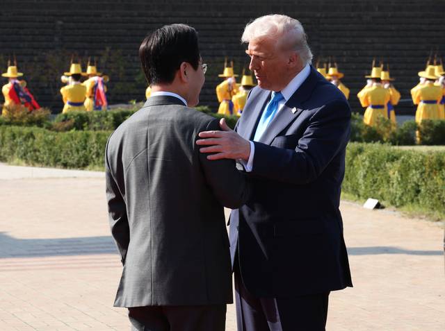 이재명 대통령이 29일 한미 정상회담이 열리는 경북 경주박물관에 도착한 도널드 트럼프 미국 대통령을 맞이하고 있다. 연합뉴스(대통령실통신사진기자단)