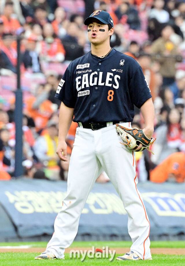 26일 오후 서울 잠실야구장에서 진행된 '2025 신한 SOL Bank KBO 한국시리즈 1차전' 한화 이글스와 LG 트윈스의 경기. 한화 노시환이 4회말 송구 실책으로 실점을 한 뒤 아쉬워 하고 있다./잠실=곽경훈 기자 kphoto@mydaily.co.kr