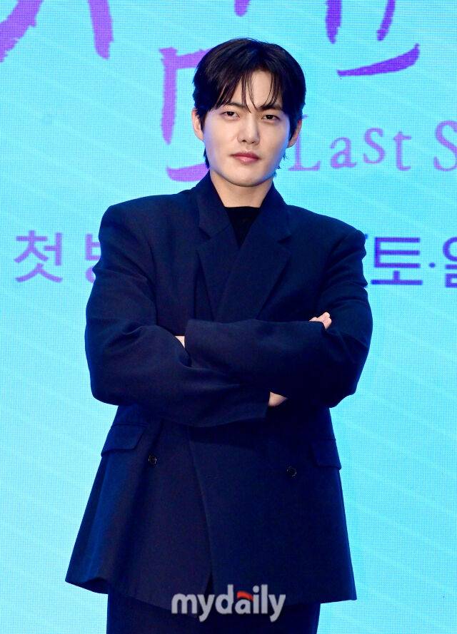 배우 김건우가 인사하고 있다. / 유진형 기자(zolong@mydaily.co.kr)