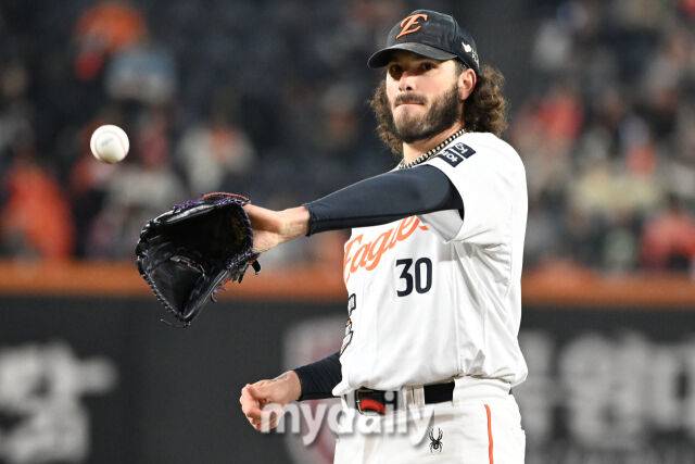 29일 대전 한화생명 볼파크 야구장에서 열린 '2025 신한 SOL 뱅크 KBO 한국시리즈 3차전' LG 트윈스와 한화 이글스 경기. 한화 선발 폰세가 투구 준비를 하고 있다./대전=한혁승 기자