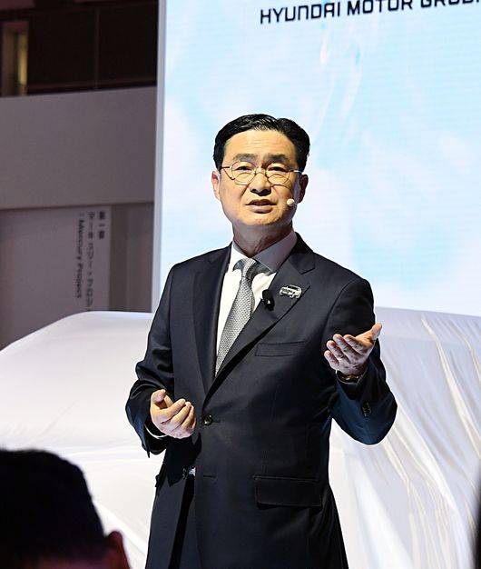 재팬 모빌리티쇼 2025에서 기조 연설을 하고 있는 정유석 현대자동차 국내사업본부장.