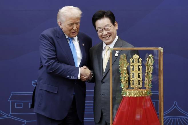 이재명 대통령이 29일 경북 경주박물관에서 도널드 트럼프 미국 대통령에게 ‘천마총 금관 모형’을 선물한 뒤 악수하고 있다. 연합뉴스