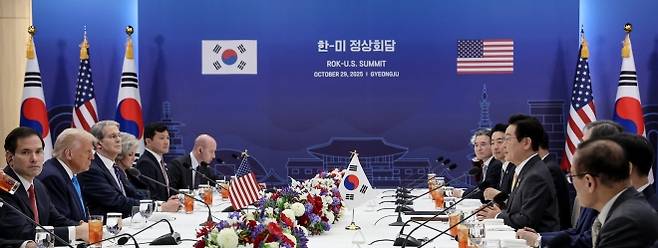 이재명 대통령과 도널드 트럼프 미국 대통령이 29일 경북 경주박물관에서 한미 정상회담을 하고 있다. 연합뉴스