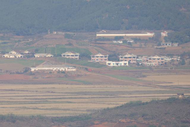 도널드 트럼프 미국 대통령 방한을 앞둔 28일 경기도 파주시 오두산 통일전망대에서 바라본 북한 황해북도 개풍군 일대가 적막하다. 연합뉴스