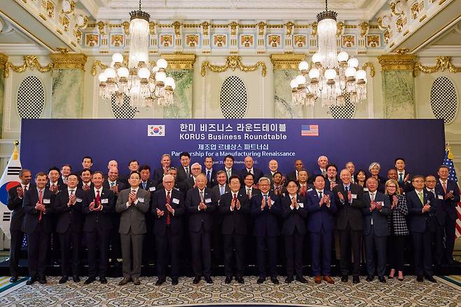 이재명 대통령이 지난 8월 미국 워싱턴DC 윌라드 호텔에서 열린 한미 비즈니스 라운드 테이블 리셉션에서 한미 기업인 등 참석자들과 기념촬영을 하고있다. ©연합뉴스