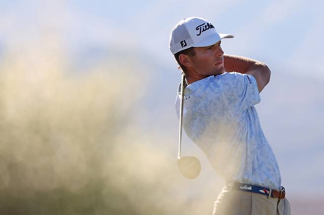 마이클 브레넌이 지난 27일 열린 뱅크 오브 유타 챔피언십 최종 라운드 도중 14번 홀에서 페어웨이 우드로 티샷을 하고 있다. 게티이미지코리아