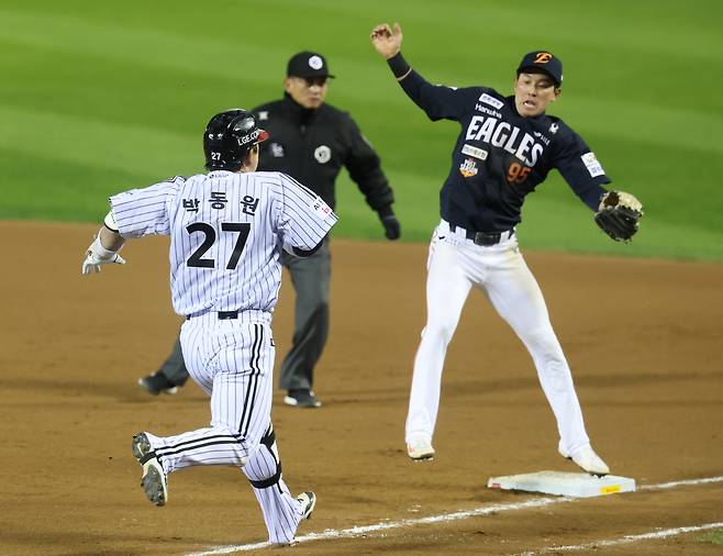 LG 박동원이 지난 27일 서울 잠실야구장에서 열린 2025 프로야구 한국시리즈 한화와의 2차전 7회 말 무사 2루에서 번트를 댄 뒤 한화의 수비 실책을 틈타 1루로 달리고 있다. 연합뉴스