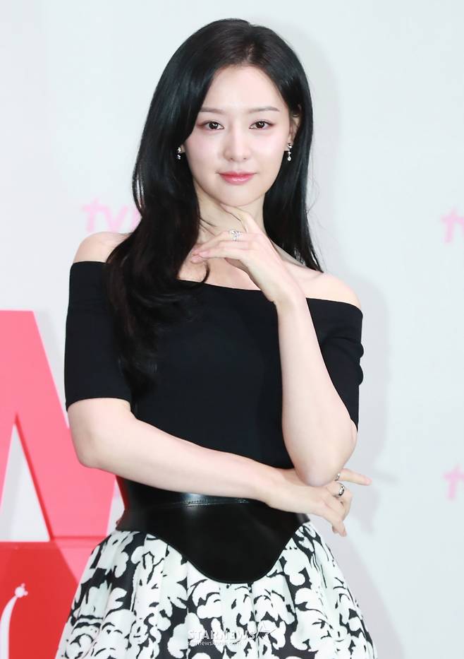 배우 김지원이 7일 오전 서울 라마다신도림 호텔에서 진행된 tvN 토일드라마 '눈물의 여왕' 제작발표회에 참석해 포즈를 취하고 있다. 퀸즈 그룹 재벌 3세인 '백화점의 여왕' 홍해인과 용두리 이장 아들인 '슈퍼마켓 왕자' 백현우 3년차 부부의 아찔한 위기와 기적처럼 다시 시작되는 사랑 이야기 '눈물의 여왕'은 오는 9일 첫 방송된다. /2024.03.07 /사진=이동훈