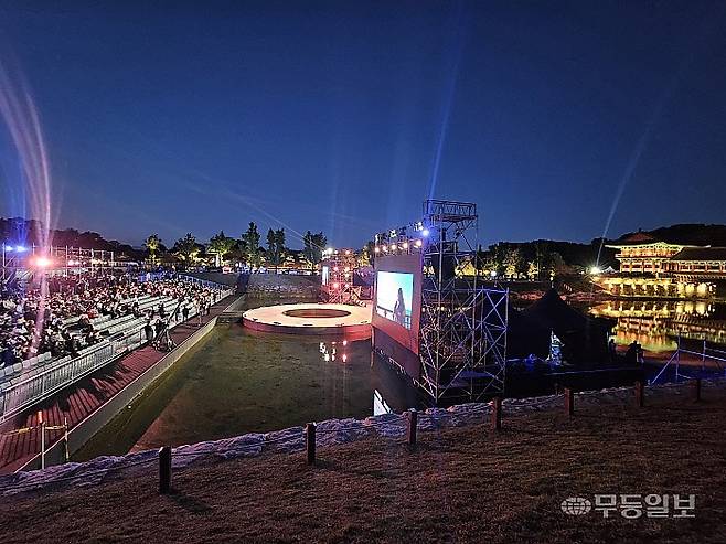 본 공연이 시작되기 전 야외 무대에 몰려드는 관객들 모습. 이번 패션쇼를 위해 특별 제작된 'ㅎ'형태의 수중 특설무대는 경주의 오한(韓·한복, 한글, 한지 등) 중에서 '한복'의 말머리를 본따 형상화한 것이다.최류빈기자 rubi@mdilbo.com
