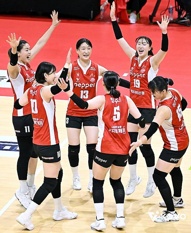 프로여자배구 페퍼저축은행 AI페퍼스가 30일 광주 홈에서 열린 현대건설과의 1라운드에서 기뻐하고 있다. KOVO 제공