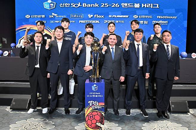 30일 서울 강서구 메이필드 호텔에서 열린 신한 SOL Bank 25-26 핸드볼 H리그 남자부 미디어데이에서 각팀 감독과 코치, 선수들이 화이팅을 외치고 있다. 사진 왼쪽 앞줄부터 시계 반대방향으로 이석 충남도청 감독, 박찬영 두산 코치, 백원철 하남시청 감독, 누노 알바레즈 SK 호크스 감독, 장인익 인천도시공사 감독, 송병진 상무피닉스 코치, 신재섭 상무피닉스 선수, 박영준 인천도시공사 선수, 김기민 SK 호크스 선수, 이병주 하남시청 선수, 이성민 두산 선수, 구창은 충남도청 선수. (H리그 제공) 2025.10.30/( 뉴스1 ⓒ News1