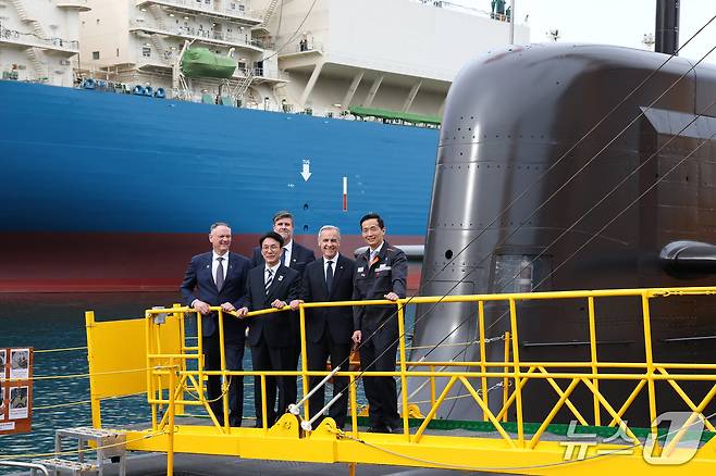 김민석 국무총리와 마크 카니 캐나다 총리, 김동관 한화그룹 부회장(앞줄 왼쪽 둘째부터)이 30일 경남 거제 한화오션 거제사업장을 방문했다.(한화그룹 제공)